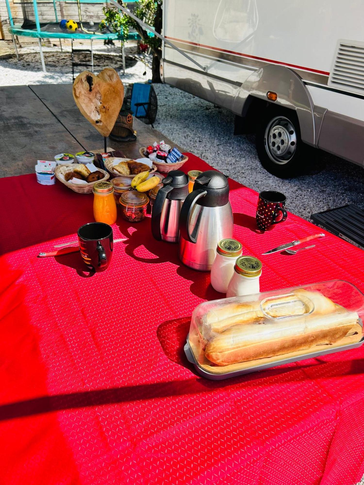 Terrain De Loisirs En Plein Centre De Lievin Camping Car 外观 照片